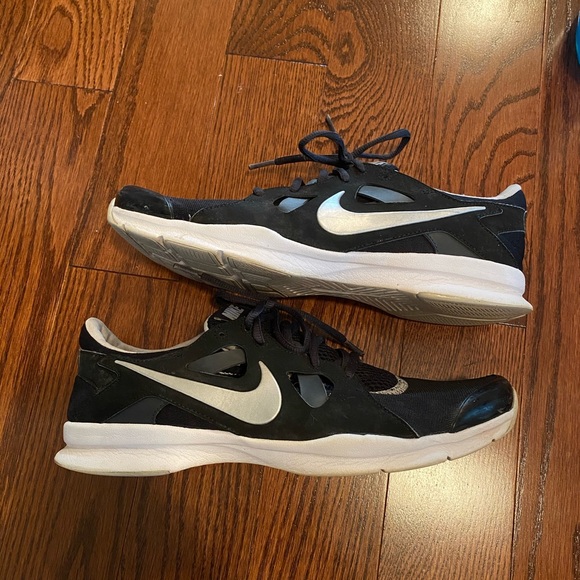 Women’s Nike Training Sneakers - Picture 3 of 6